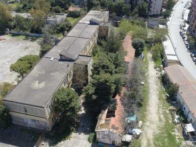 L�Ufo-porto invece � ancora visibile sorvolando l�aerea con un drone...